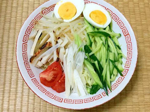 炙りチクワと野菜の冷やし中華・ゆで卵付き。